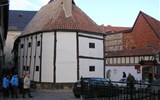 Tajemný Harz a slavnost čarodějnic s cestou úzkokolejkou na Brocken - Německo - Harc - Quedlinburg, nejstarší hrázděný dům z roku 1400 ve Wordgasse, dnes muzeum hrázděných staveb