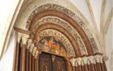 Maďarsko, památky UNESCO - Maďarsko - Zadunají - Pannonhalmský klášter, gotická křížová chodba, vchod do baziliky