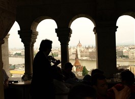 Budapešť vlakem, památky, termální lázně i tradiční trhy 2022  Maďarsko, Budapešť, houslista na Rybářské baště