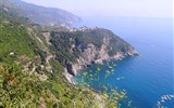Milano, Turín, Janov a Cinque Terre letecky a rychlovlakem - Itálie -  Ligurie - divoké pobřeží Cinque Terre a vysoko nad ním Corniglia
