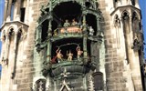 Mnichov, galerijní noc a výstava Středověká knižní malba - Německo - Mnichov, Nová radnice, orloj na Glockenspiele (Hodinová věž) s 43 zvonky a 32 figurami