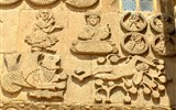 Tureckým Kurdistánem - kolem jezera Van, kratší verze - Turecko - Akdamar, Jonáš zaslouženě odpočívá po vyvržení z leviatana, reliéfy na zdi křesťanského kostela