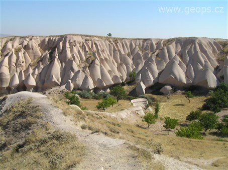 Zájezdy s turistikou - Turecko - pohled od Uchisaru na Orencikbasi Valley, Národní park Göreme, UNESCO