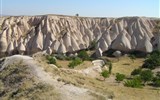 zájezdy v době státních svátků Turecko - Turecko - pohled od Uchisaru na Orencikbasi Valley, Národní park Göreme, UNESCO
