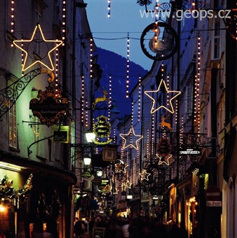 Adventní zájezdy - Rakousko - vánoční výzdoba všude v ulicích.jpg