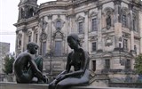 Berlín a večerní slavnost světel, výstavy Botticelli a Mondrian - Německo - Berlín - sochy za dómem