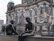 Německo - Berlín - sochy za dómem