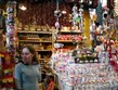 Maďarsjko - Budapešť - bohatá nabídka ve stáncích uvnitř tržnice.