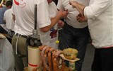 slavnost klobás - Maďarsko - Békescaba - na Slavnosti klobás soutěží jednotlivá družstva řezníků o nejchutnější klobásu