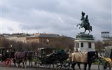 Adventní Vídeň, památky a vánoční trhy 2017 - drožky před sochou arcivévody Karla Těšínského (1860)