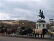 drožky před sochou arcivévody Karla Těšínského (1860)