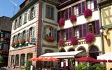 Kouzelné Alsasko, Lotrinsko i pro gurmány - Francie - Alsasko - Ribeauville, malebné hrázděné domy plné květin