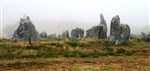 Francie - Bretaň - Carnac, pole Kermario, velikost některých menhirů přesahuje 3 metry, celkem 1029 menhirů