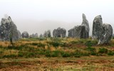 Bretaň a megality - Francie - Bretaň - Carnac, pole Kermario, velikost některých menhirů přesahuje 3 metry, celkem 1029 menhirů