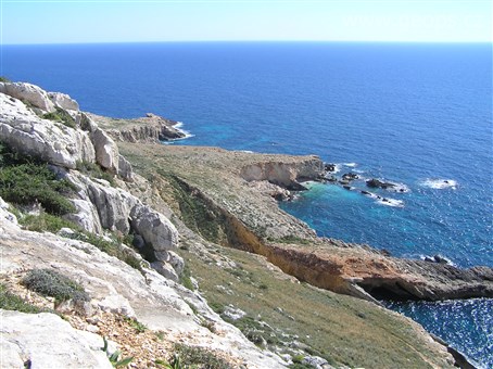 Kultura a příroda Evropy - Malta - vápencové útesy v okolí Mnajdry