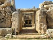 Malta - Mnajdra, průhled při rovnodennosti, archeoastronomické poznatky lze přímo vidět