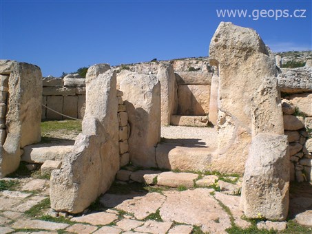 Malta- Mnajdra, megalitický chrám, cca 3.400 př.n.l.