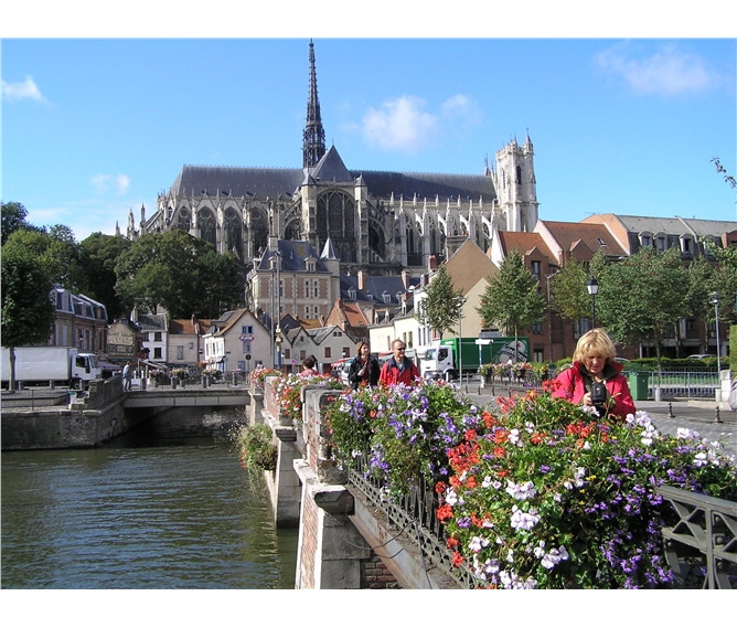 Pikardie, turistika v Ardenách, koupání v La Manche - Francie - Pikardie - Amiens, katedrála, pohled z města