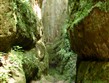 Itálie - Toskánsko - Sovana, etruské cesty tzv. via cave, asi obřadní cesty vyhloubené až 20 m hluboko v okolní hornině