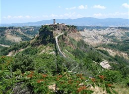 Itálie - Lazio -  Civita di Bagnoreggio, oáza středověku na osamělém ostrohu