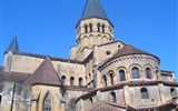 Auvergne a Francouzské středohoří - Franxcie - Auvergne - Orcival, románská bazilika v typicka auvergnském stylu, 12.stol.