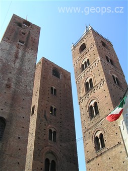 Itálie - Ligurie -  Albenga, středověké věže