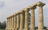 Jižní Itálie, kamenná krása Apulie a Salenta - Itálie - Metaponto - ruiny řeckého chrámu Tavole Palatine, zasvěcenému Héře, 570 př.n.l, dorský