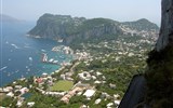 Neapolský záliv a ostrov Capri letecky 2019 - Itálie - Capri - pohled z výšky na městečko Capri