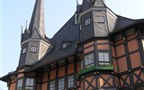 Tajemný Harz a slavnost čarodějnic s cestou úzkokolejkou na Brocken - Německo - Harz - Weinigerode, gotická radnice, 1498