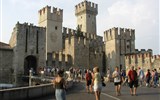 Léto na jezeře Garda s koupáním - Itálie - Sirmione - městské hradby a hlavní brána