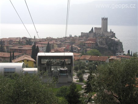 Itálie - Malcesine - stanice lanovky a hrad ze 13.stol.