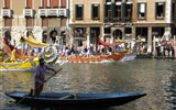 Benátky, ostrovy, slavnost moře a Bienále - Itálie - Benátky - slavnost gondol na Grand Canale