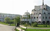 Barevné wellness ve Štýrsku s Hundertwasserem - Rakousko - Štýrsko - Bad Blumau, termální lázně navržené Hundertwasserem