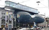 Graz a Štýrsko za adventem rychlovlakem Railjet - Rakousko - Štýrsko - Štýrský Hradec (Graz), Kunsthaus, také nazývaný Friendly Alien (Přátelský mimozemšťan) má zobrazovat živou hmotu, dokončen 2003, arch. P.Cook a C.Fournier, stálá výstavní síň