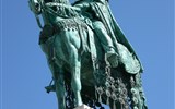 Budapešť, krásy Dunajského ohybu, památky a termální lázně - Maďarsko - Budapešť - socha s.Štěpána (1906) před Matyášovým kostelem