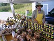 ZA VÍNEM A GASTRONOMIÍ - Francie - Alsasko - prodavač krajových specialit (medy, perníky) na parkovišti pod vrcholem Grand Ballo