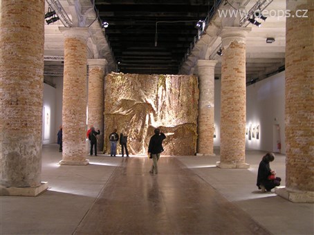 UMĚNÍ, VÝSTAVY ARCHITEKTURA - Itálie - Benátky - Bienále, výstavní prostory v rozsáhlých halách bývalého středověkého Arzenálu 