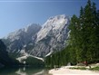 Itálie - Dolomity - bílé štíty a zeleň lesů