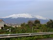 Itálie - Sicílie - Etna ční vysoko nad pobřežní silnicí