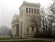 Německo - Mnichov - Propyláje 1854-62, L.v.Klenze, replika athénských propylájí z Akropole v měřítku 1 ku 1 v dórském slohu na Konigsplatz