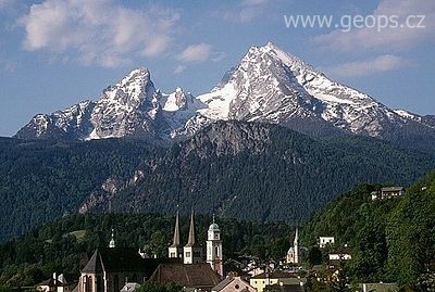 Německo - Bavorsko - pohled na Berchtesgaden s klášterním a farním kostelem, v pozadí masiv Watzmann