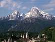 Národní parky a zahrady - Německo - Bavorsko - pohled na Berchtesgaden s klášterním a farním kostelem, v pozadí masiv Watzmann