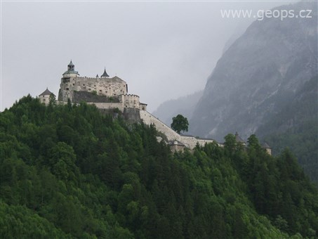 Rakousko -  hrad Hohenwerfen, v horách nad ním jsou známé ledové jeskyně Eisenriesenwelt
