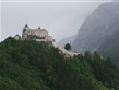 Rakousko -  hrad Hohenwerfen, v horách nad ním jsou známé ledové jeskyně Eisenriesenwelt