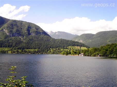 Slovinsko -  Bohinjské jezero, až 45 m hluboké, 4x1 km, ledovcového původu