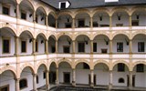 Toulky po krásách Jeseníků - Česká republika - Velké Losiny, nádherné renesanční arkády žerotínského zámku