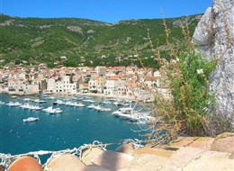 Chorvatsko - Komiža - přístav ve městečku s zářivě modrou vodou