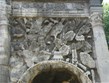 Francie - Provence - Orange, vítězný oblouk, postaven Augustem. nad bočními oblouky detail zbraní a lodí