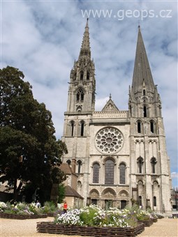 Francie - Chartres, katedrála, průčelí po 1134, pozdně románské, 1194 vyhořela, nově postavena a 1260 vysvědcena