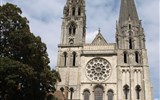 Chartres - Francie - Chartres, katedrála, průčelí po 1134, pozdně románské, 1194 vyhořela, nově postavena a 1260 vysvědcena